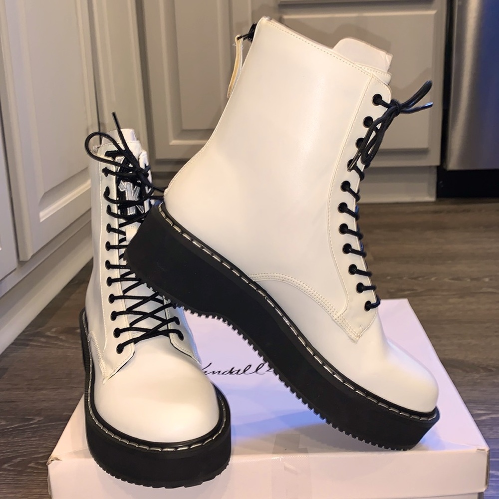 Kendall & Kylie White Hunt Combat Boot NEW - in Box  Size 7.5